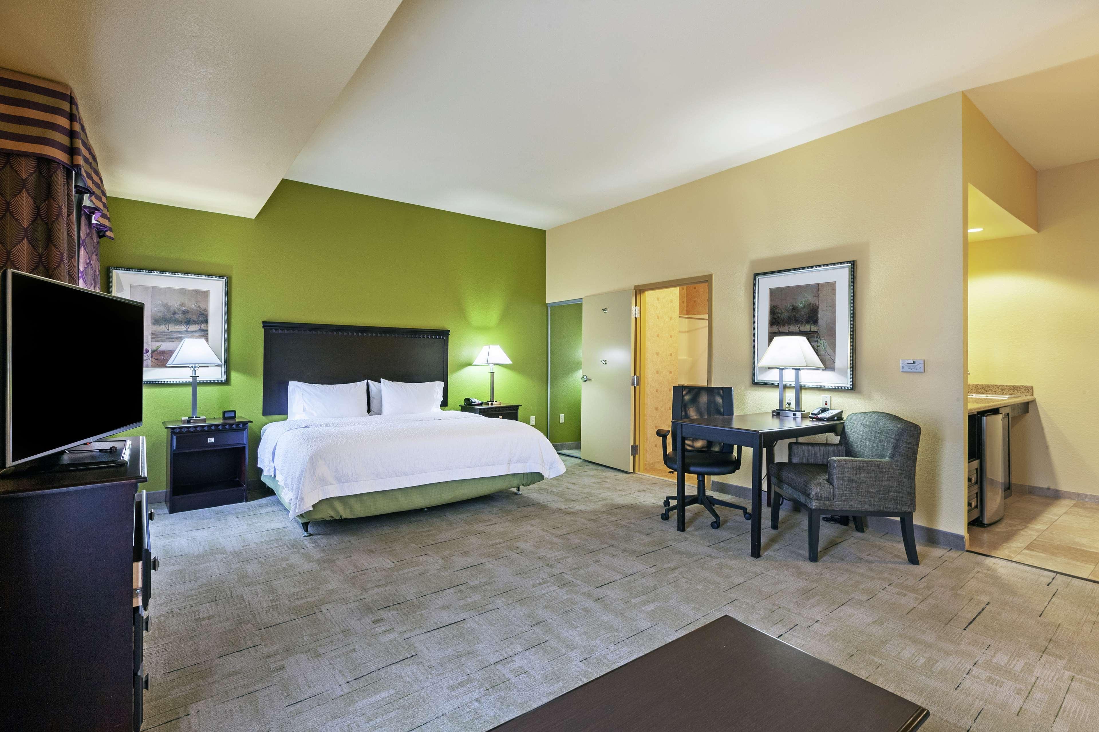 Hampton & Hotel