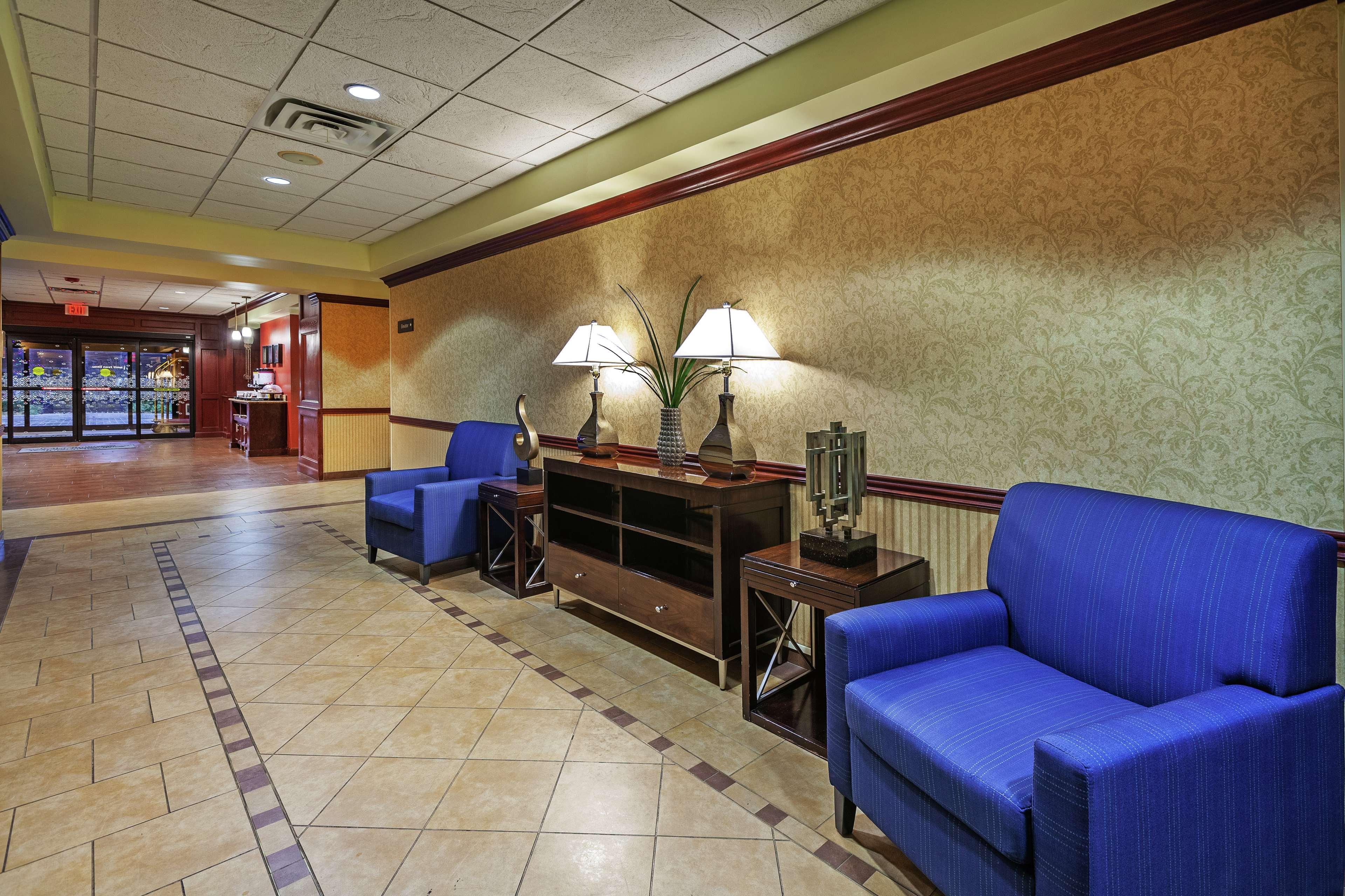 Hampton & Hotel Owasso