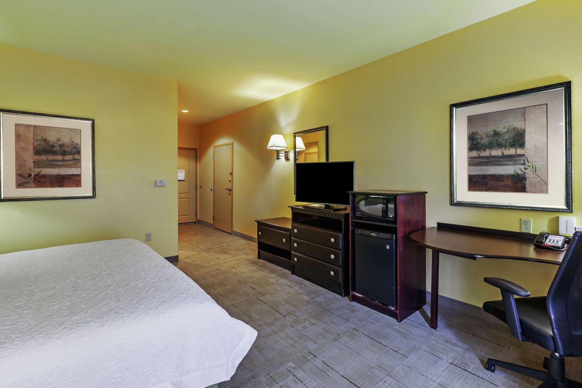 Hampton & Hotel